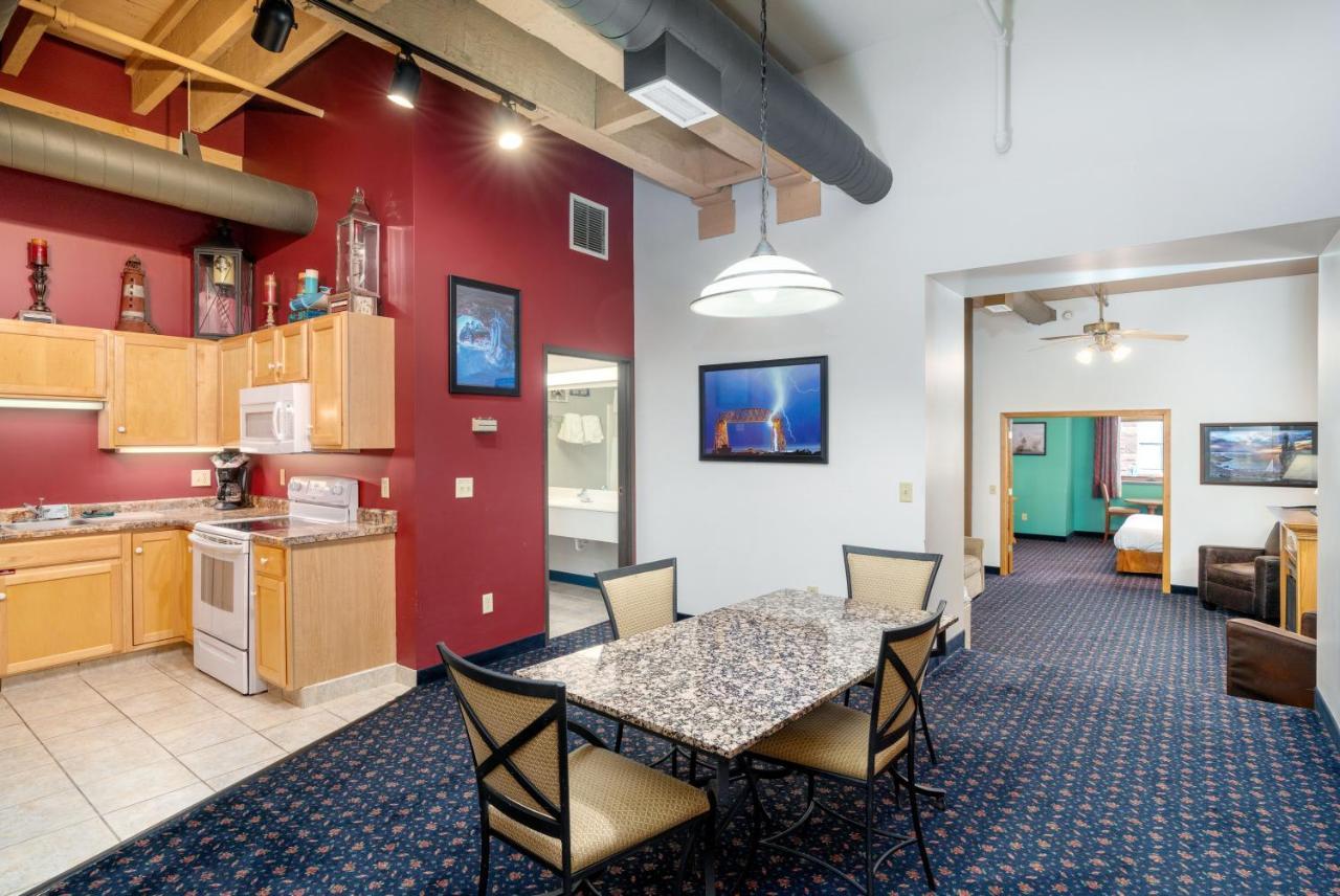 The Suites Hotel At Waterfront Plaza Ντουλούθ Εξωτερικό φωτογραφία